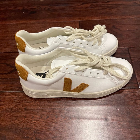 NWOT Veja Urca CWL sneakers in white camel sz 37 - Picture 3 of 7